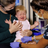 美媒：美国今冬面临三种病毒威胁 老人幼儿或处于致命危险中