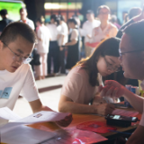 “招聘夜市”助力稳岗就业