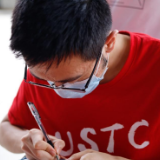 毕业生“对话”新生：一起做青春赛道上的追梦人