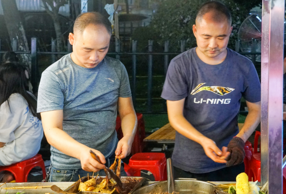 长沙县一兄弟合伙经营炸串小吃  17年成就夜市“炸炸传奇”丨寻味三湘·烟火夜市