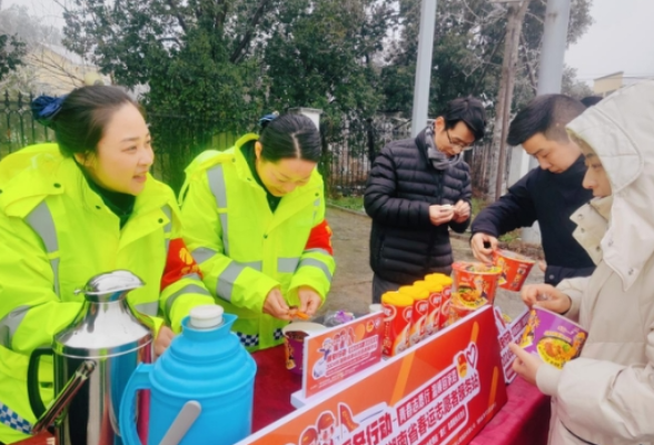 广东一司机因车辆发生事故滞留长沙高速 收费站志愿者“一站式”暖心相助