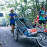 快递员父亲7年推脑瘫儿子完成53场跑步赛事:“一辈子站在他身后”