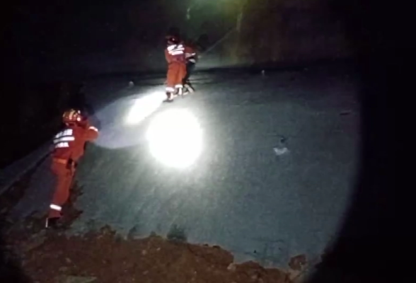 桂阳：两名学生被困10米高护坡 消防成功救援
