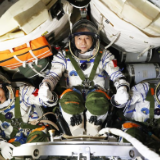 英雄为国再出征——记神舟十六号航天员