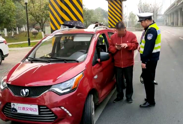 常德：无证驾驶无牌“电四”车上路 罚款1200元并扣车