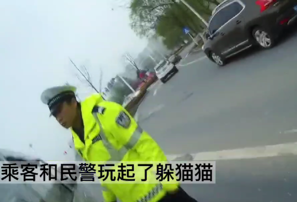 面包车超员被查！车内乘客相互“配合”跟交警玩起“躲猫猫”