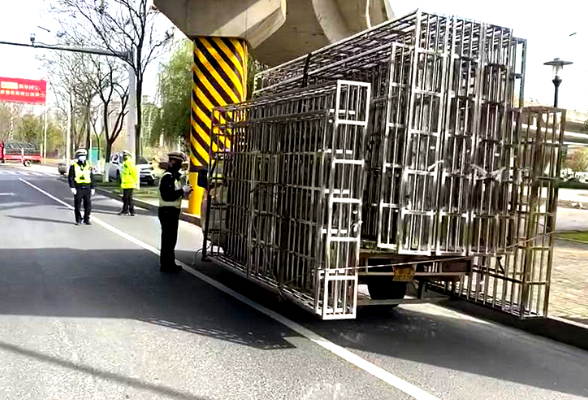 常德：三轮摩托车“装甲”上路 交警查获除隐患