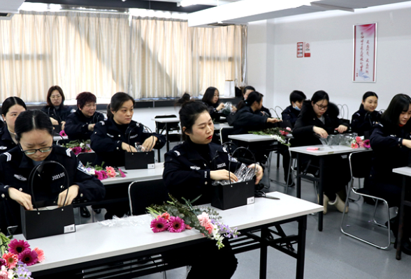 常德：铿锵玫瑰也爱美 警花插花庆节日