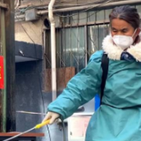 小巷里的银发志愿者