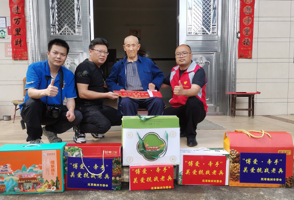 端午佳节来临之际 志愿者慰问抗战老兵