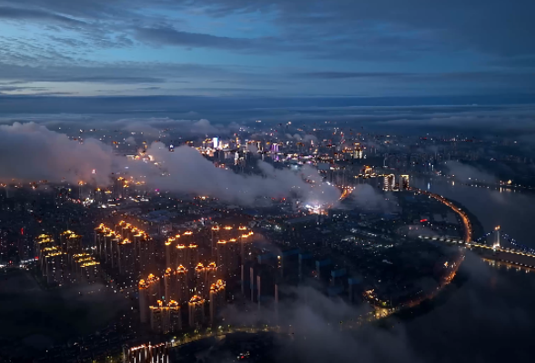 航拍株洲丨云雾笼罩下的城市夜景 感受五彩斑斓的夜色