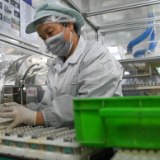  江苏无锡：防疫不松懈 生产不停歇