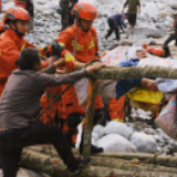 中国人的故事·图知道丨泸定震后救援，每分每秒的不放弃都写下生命至上