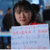 泸定地震灾区安置点的这个“熊猫侠”，真暖！