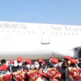 江苏无锡：返岗包机抵达 务工人员收到“大礼包”