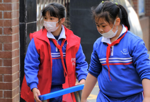 长沙砂子塘湘天小学：乐于奉献学雷锋 “红领巾”开展志愿服务