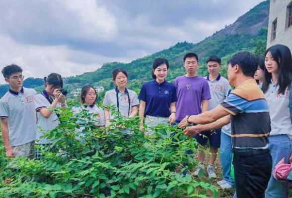 中南林科大班戈学院学子走进花瑶村寨 助力乡村振兴