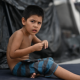 他们怀揣“美国梦”，排队进入收容所……