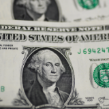 日媒认为 美元“一强”地位发生动摇