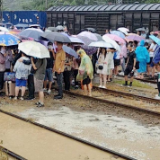 现场深镜头丨从落坡岭回家的路