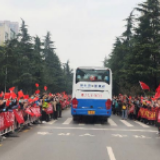 暖哭了！湖南支援黄冈医疗队今天下午返程，黄冈市民夹道欢送！
