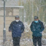致敬！风雪中的守护者