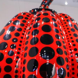 草间弥生作品亮相“四叶草”