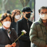 韩国：悼念踩踏事故遇难者