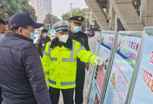常德鼎城交警开展“122全国交通安全日”主题宣传活动