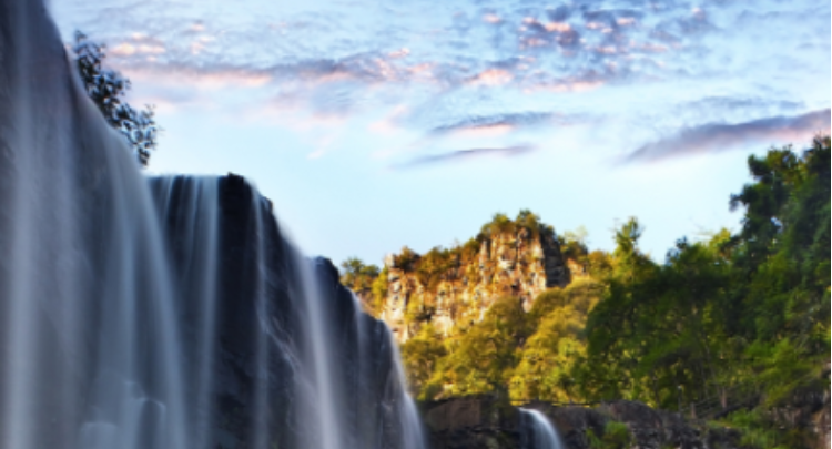 双语·每日壁纸丨The majestic roar of a waterfall echos through the valleys