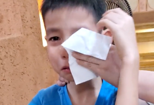广东8岁男孩来湖南旅游被辣哭，爸爸的回应亮了