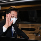韩国最大在野党党首李在明就涉腐案接受检方调查