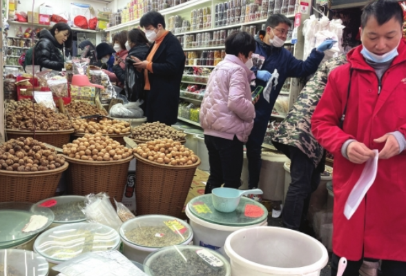 年前的菜市场有多热闹？有人穿着睡衣就来“战场”选购