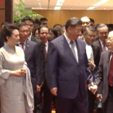 独家视频丨即将启程回国之际 习近平和夫人彭丽媛同阮富仲和夫人吴氏敏话别
