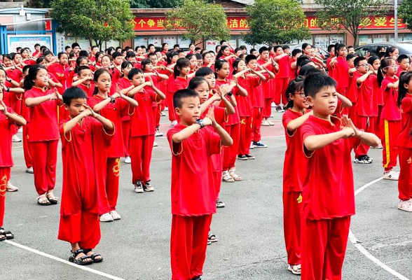 湖南：体育老师变身“武术教练” 练出孩子精气神