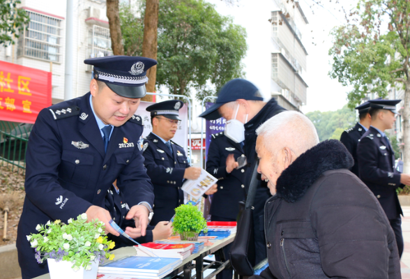 长沙边检民警深入社区普法宣传