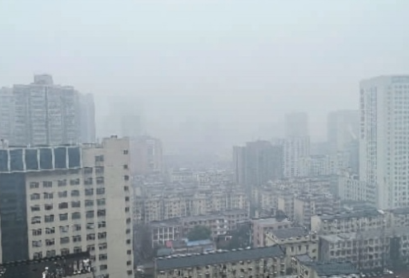 “雾霾+阴雨”持续，长沙市民出行请留神