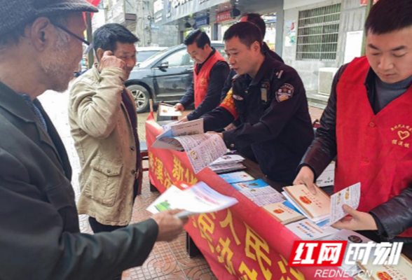 新化南站联合地方政府开展沿线法制安全宣传工作
