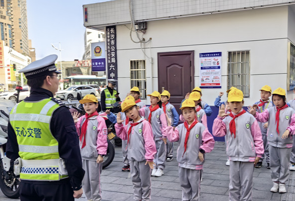 “小手拉大手，共护出行安全”——幼幼小学开展家校社协同安全共育系列活动