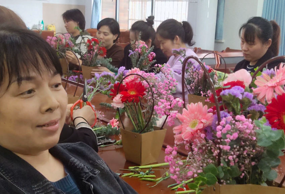 浓情五月感恩母亲 长沙金星新村社区开展插花活动