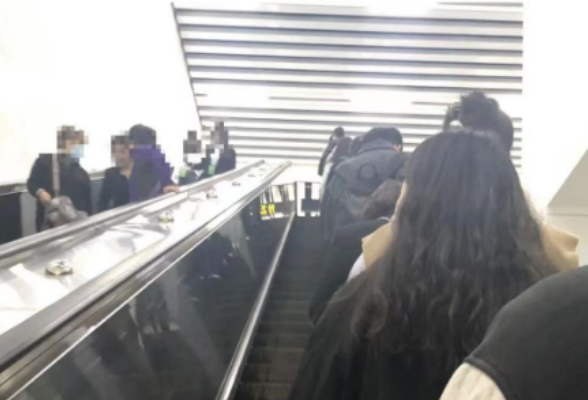 地铁扶梯倡导“左行右立”？其实这个“高素质”习惯是错的！