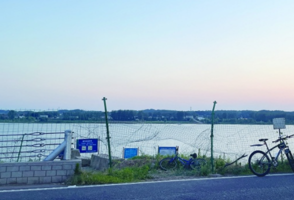 夏日长沙湘江边，野泳者又多了