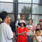 清华门口有人卖起了“状元手册”？