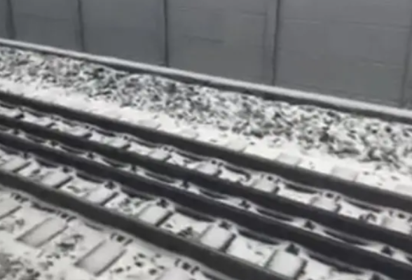 受湖南境内雨雪天气影响 长沙部分高铁列车停运