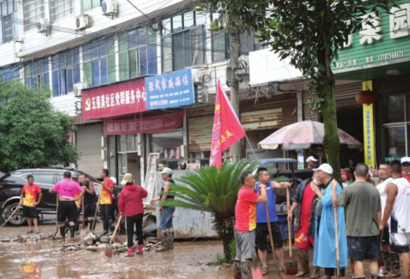 家乡遭遇山洪龙舟队队员弃赛返乡 他们说：老百姓更需要我们