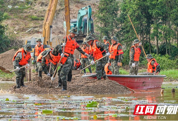 武警湖南总队某部官兵：在与洪水较量中彰显责任与担当