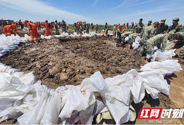 巡查途中发现管涌险情 益阳民兵第一时间投入处置