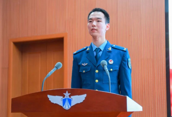 湖南小伙考入北大后参军入伍，两年后又考取军校