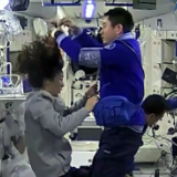 视频 | 太空“洗剪吹”小组上线！“托尼叶”为王亚平理发