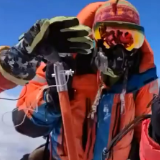 视频 | 科考队员登顶珠峰齐喊扎西德勒